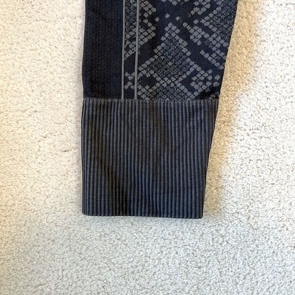 Lululemon Ebb to street seamless pixel snake print cropped leggings. Siz… - Picture 3 of 9